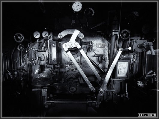 F7183899-dng